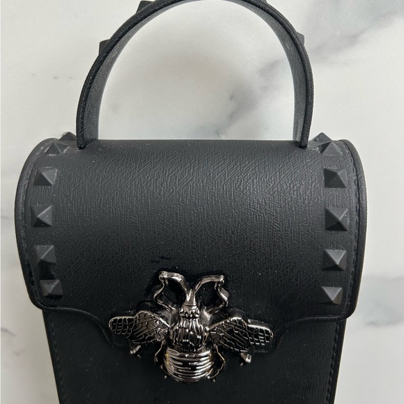 🖤🐝One of a Kind statement bag with Silver Bee Accent & Chain toggle strap - Picture 4 of 10